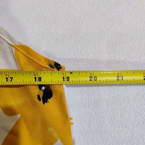 Vibrant Floral Sleeveless Blouse - Picture 7 of 8